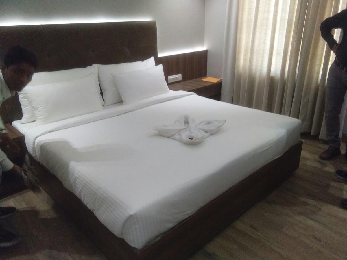 Hotel City Crown Mandsaur 外观 照片